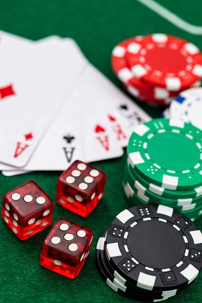 Live Qiu Qiu dealer and table interface on ulti platform showing dominoes and player positions